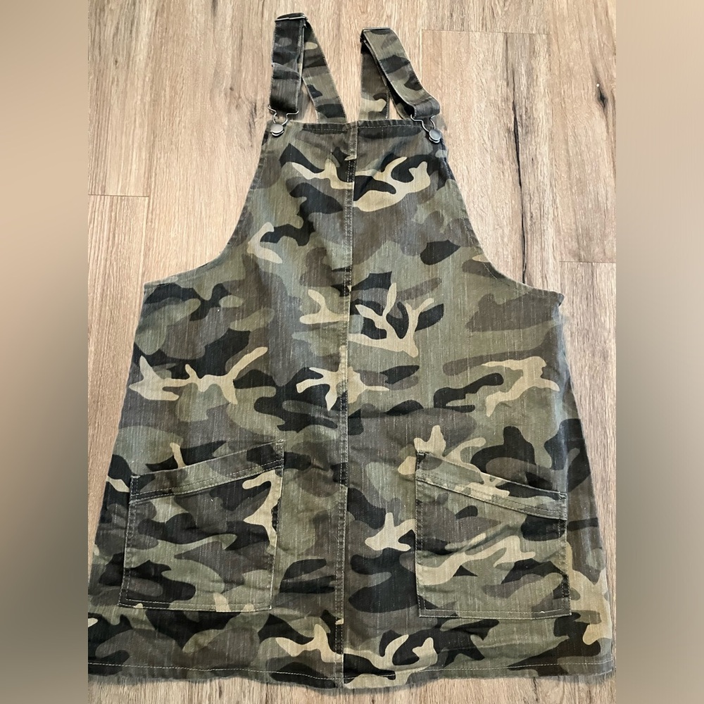 NO BOUNDARIES Juniors Camo Overalls Skirt. Adjustable. Pockets. XL (15-17).